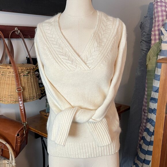 LOFT Sweaters - Cream V-neck Soft Wool Anne Taylor Loft Sweater Medium